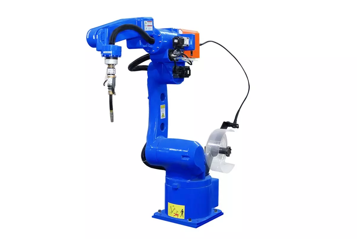 Cánh tay robot công nghiệp màu xanh được sử dụng trong môi trường CNC và sản xuất tự động cho các nhiệm vụ chính xác