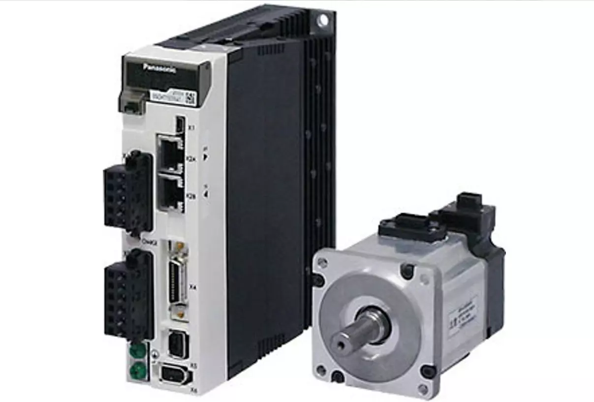 Động cơ servo AC và bộ truyền động servo Panasonic thuộc dòng MINAS A5, thường được sử dụng trong các hệ thống tự động hóa công nghiệp chính xác