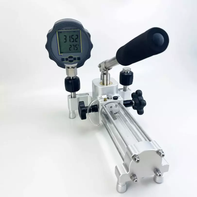 Thiết bị hiệu chuẩn có độ chính xác cao với đồng hồ đo áp suất kỹ thuật số hiển thị chỉ số áp suất và nhiệt độ